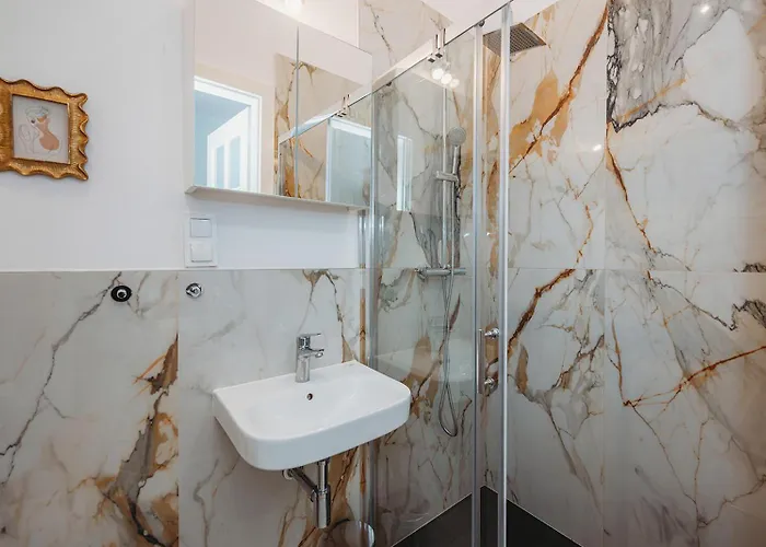 Antique - Tomasza 6a Apartmanhotel 4*